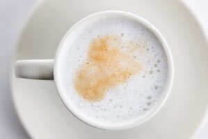 Kaffee mit Milchschaum in Tasse