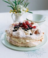 Pavlova mit Zitronencreme und frischen Beeren