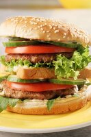 Double hamburger with tomato, cucumber & lettuce