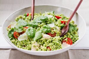 Hähnchen-Orzo-Salat mit Pesto