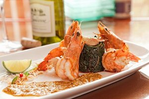 Shrimps mit Algensalat und Currysauce (Asien)