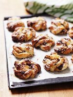 Cinnamon buns filled with chocolate and oranges