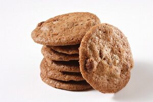 Glutenfreie Chocolatechip Cookies, gestapelt