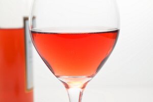 Zinfandel Wein in Glas und Flasche