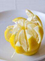 Eine Zitrone blumenförmig eingeschnitten