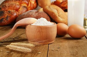 Verschiedene Brote, Milch, Mehl und Eier