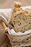 Mehrere Scheiben Karottenbrot im Brotkorb