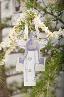 Nostalgische Deko aus Notenblättern und Girlanden an Zweigen