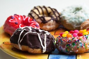 Gebackene Doughnuts mit verschiedenen Toppings