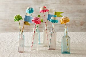 Cake Pops in Blütenform in Glasflaschen