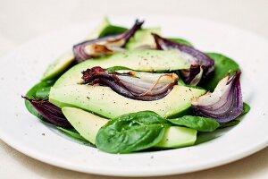 Avocadosalat mit Spinat und roten Zwiebeln