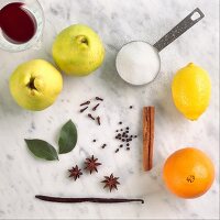 Zutaten für pochierte Quitte: Quitten, Zucker, Zitrone, Orange, Zimt, Vanille, Nelken, Sternanis, Lorbeerblätter und Rotwein