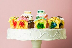 Halbierte, gefüllte Cupcakes auf einem Tortenständer