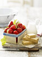 Frische Erdbeeren, Shortbread und Milch