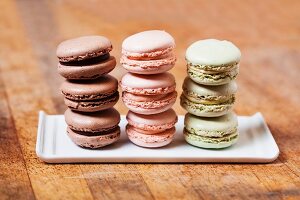 Braune, rosa und grüne Macarons, gestapelt