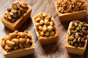 Teig-Kästchen mit verschiedenen Nüssen gefüllt