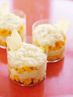 Tapioca-Mango-Schichtdessert dekoriert mit kandiertem Ingwer