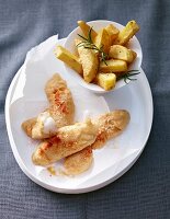 Panierter, fritierter Kabeljau mit fritierten Rosmarinkartoffeln