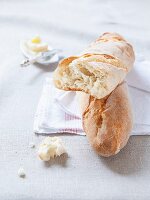 Baguette auf Leinentüchern