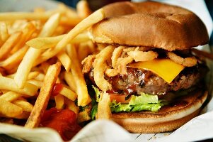 Cheeseburger mit Pommes frites und Ketchup