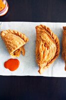 Puff pastry parcels filled with curry (Asia)