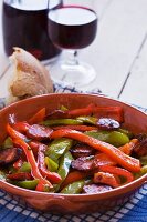 Paprika mit Chorizo, dazu Brot & Rotwein (Spanien)