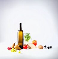 Stillleben mit Weinflasche, Käse, Obst & Gemüse