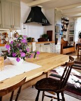 Wohnküche im schwedischen Landhausstil