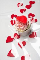 Rosa Cupcake mit roten Herzen