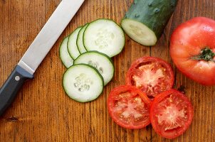 Tomate und Gurke, teilweise in Scheiben geschnitten