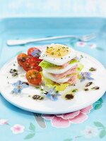 Turm aus Kopfsalat, Schinken und hartgekochtem Ei