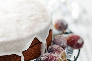 Sponge Cake mit Glasur und gezuckerten Trauben