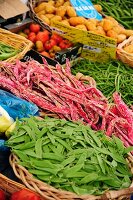 Zuckerschoten, Bohnen, Tomaten und Kartoffeln auf dem Markt