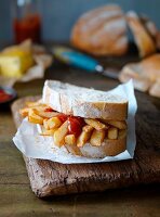 Sandwich mit Pommes frites und Ketchup