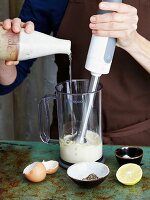 Waldorfsalat zubereiten: Mayonnaise schlagen