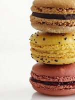 Drei verschiedene Macarons, gestapelt