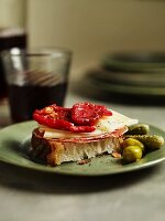 Belegtes Brot mit Salami, Käse und getrockneten Tomaten