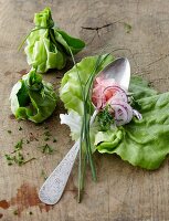 Gefüllte Salatpäckchen