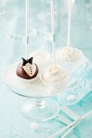 Hochzeits-Cake-Pops mit Braut- & Bräutigammotiv