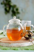 Tee aus Birkenblättern & Ingser in Glasteekanne