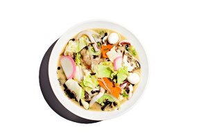 Tonkutsu-Ramennudel-Suppe mit Schweinefleisch, Kohl, Frühlingszwiebeln, Radieschen (Japan)