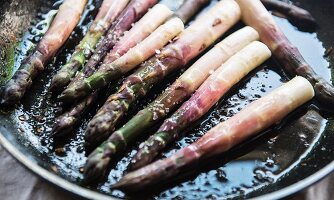 Spargel brutzelt in der Pfanne