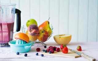 Stillleben mit verschiedenen Früchten, Saftpresse & Standmixer