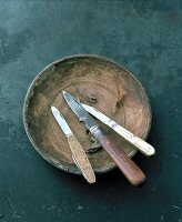 Three knives in a bowl