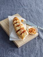 Gebackenes Baguette mit Tomatenaufstrich