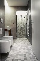 Modernes gefliestes Badezimmer in Grautönen mit ebenerdiger Dusche, Bidet, Toilette & beheiztem Handtuchhalter