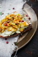 Crostino mit Basilikumcreme und Zucchiniblüten