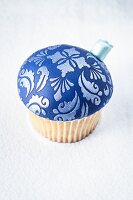Blaue Christbaumkugel-Cupcake