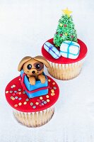 Weihnachts-Cupcakes, verziert mit Weihnachtsgeschenken