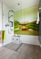 Effektvolle Rückwand aus Glas mit Naturmotiv in bodenebenem Duschbereich, Glastrennwand als Spritzschutz, hellbraun marmorierte Bodenfliesen